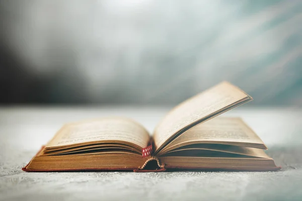 Open boek op grijze tafel — Stockfoto