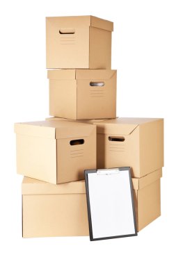 Beyaz arkaplanda karton kutular