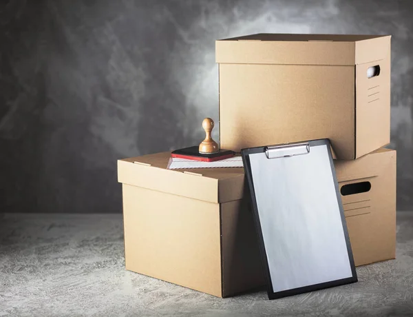 Cardboard box on grey background — Stock Photo, Image