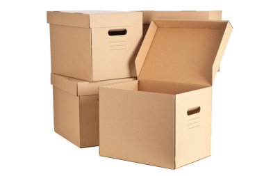 Beyaz arkaplanda karton kutular