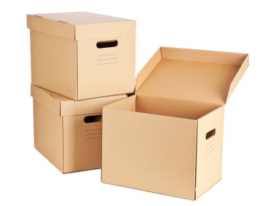 Beyaz arkaplanda karton kutular