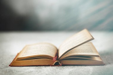 Gri masada açık kitap