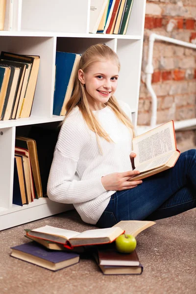 Tiener meisje in een bibliotheek — Stockfoto