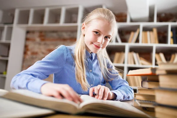 Tiener meisje in een bibliotheek — Stockfoto