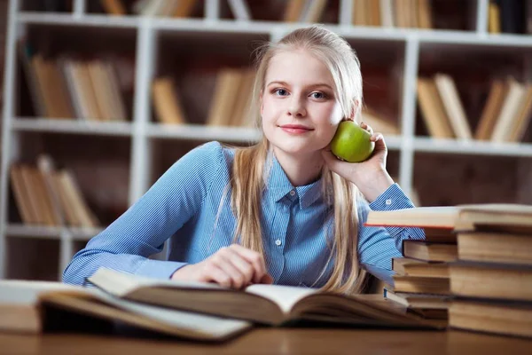 Tiener meisje in een bibliotheek — Stockfoto