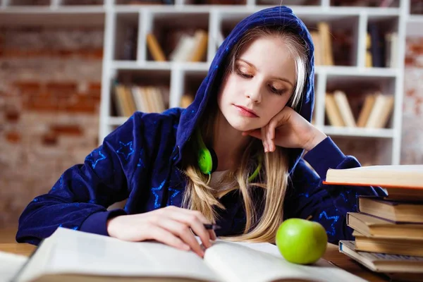 Tiener meisje in een bibliotheek — Stockfoto