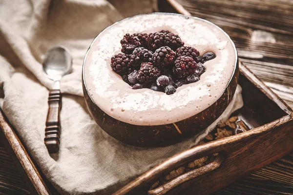 Vegano crema agradable con plátano y bayas — Foto de Stock