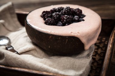 Vegan güzel krem muz ve çilek ile