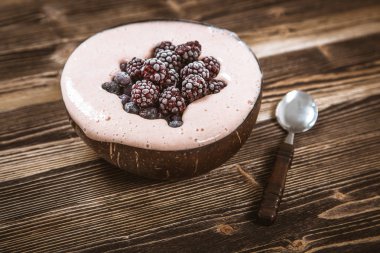 Vegan güzel krem muz ve çilek ile