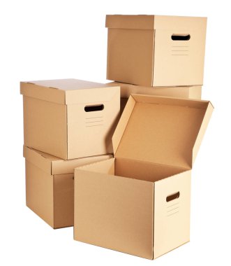 Beyaz arkaplanda karton kutular