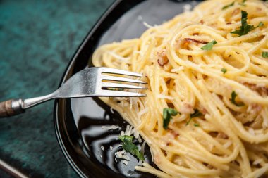 Spagetti carbonara pancetta ve yumurta ile