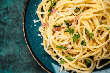 Spagetti carbonara pancetta ve yumurta ile