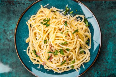 Spagetti carbonara pancetta ve yumurta ile