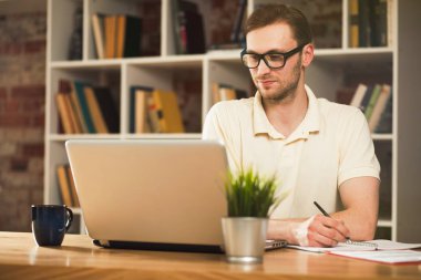 genç adam bir dizüstü bilgisayar ile