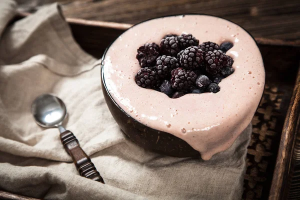 Veganská pěkný krém s banánem a ovocem — Stock fotografie