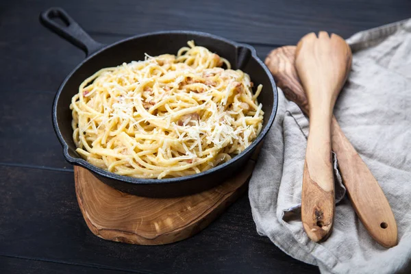 Spaghetti carbonara con huevo y panceta — Foto de Stock