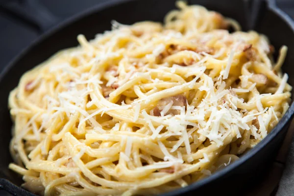 Spaghetti carbonara con huevo y panceta — Foto de Stock