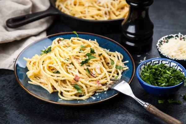 Spaghetti carbonara con huevo y panceta — Foto de Stock