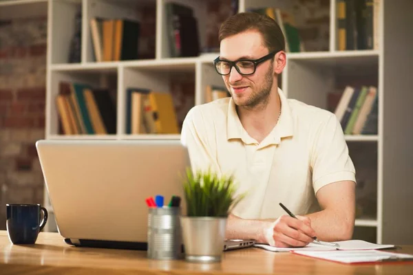 Jovem com um laptop — Fotografia de Stock