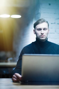 genç adam bir dizüstü bilgisayar ile
