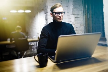 genç adam bir dizüstü bilgisayar ile