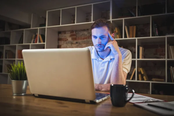 Junger Mann mit Laptop — Stockfoto