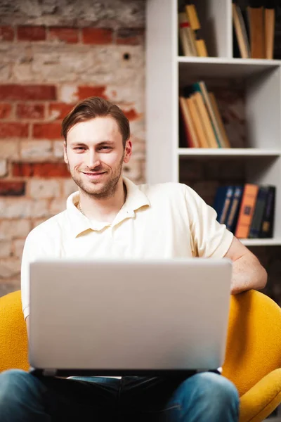 Jeune homme avec un ordinateur portable — Photo