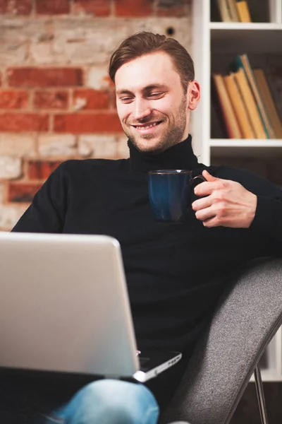 Jeune homme avec un ordinateur portable — Photo