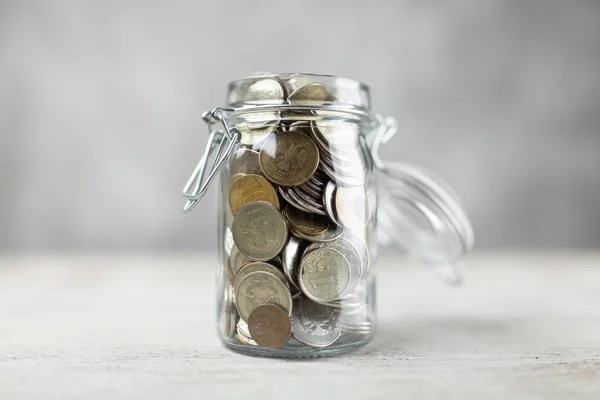 Munten in een glazen pot — Stockfoto