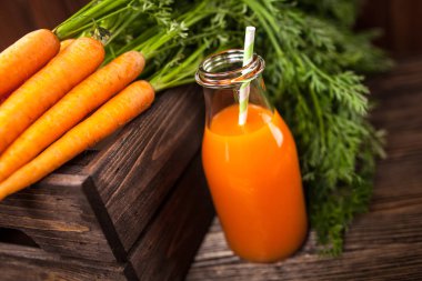 Taze organik havuç suyu