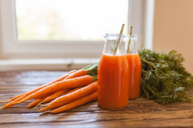 Taze organik havuç suyu