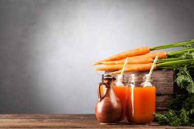 Taze organik havuç suyu