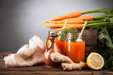 Taze organik havuç suyu