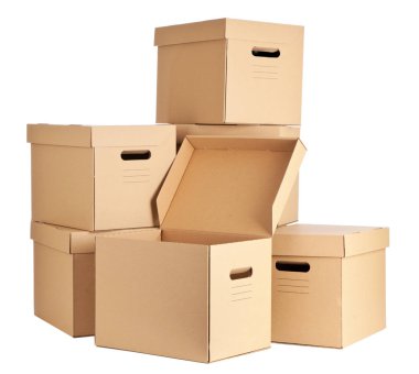 Beyaz arkaplanda karton kutular