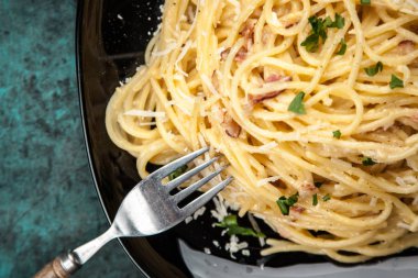 Spagetti carbonara pancetta ve yumurta ile