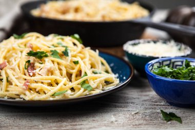 Spagetti carbonara pancetta ve yumurta ile