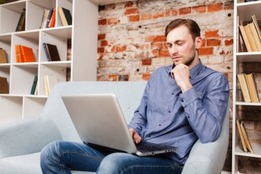 genç adam bir dizüstü bilgisayar ile