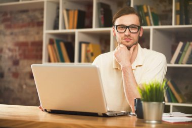 genç adam bir dizüstü bilgisayar ile