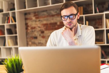 genç adam bir dizüstü bilgisayar ile