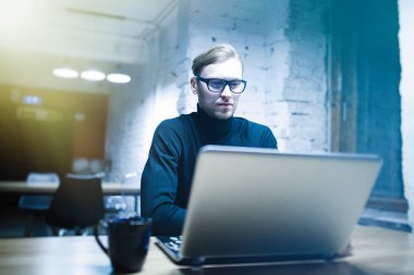 genç adam bir dizüstü bilgisayar ile