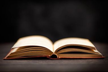 kitap koyu arka plan üzerine açık