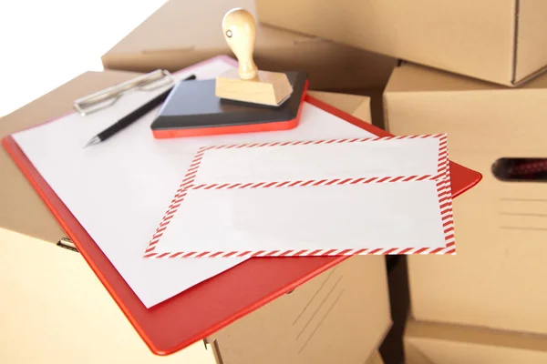 Mail envelop op kartonnen dozen — Stockfoto