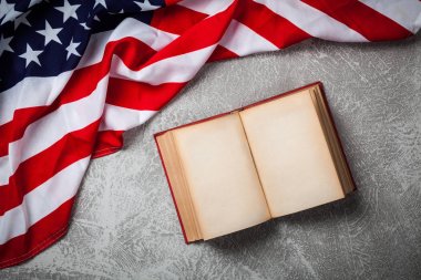 Gri arkaplanda ABD bayrağı