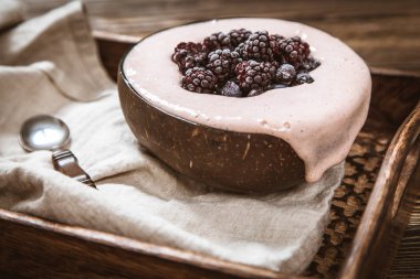 Vegan güzel krem muz ve çilek ile