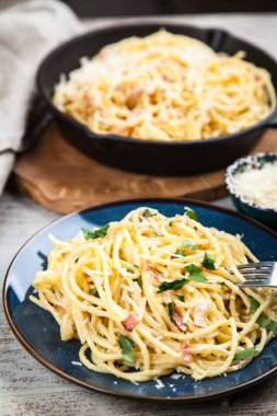 Spagetti carbonara pancetta ve yumurta ile