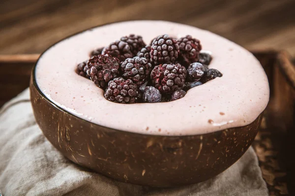 Vegano crema agradable con plátano y bayas —  Fotos de Stock