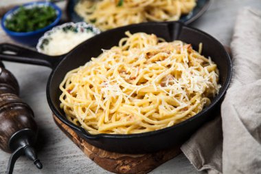 Spagetti carbonara pancetta ve yumurta ile