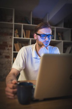 genç adam bir dizüstü bilgisayar ile