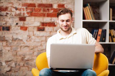 genç adam bir dizüstü bilgisayar ile