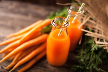 Taze organik havuç suyu